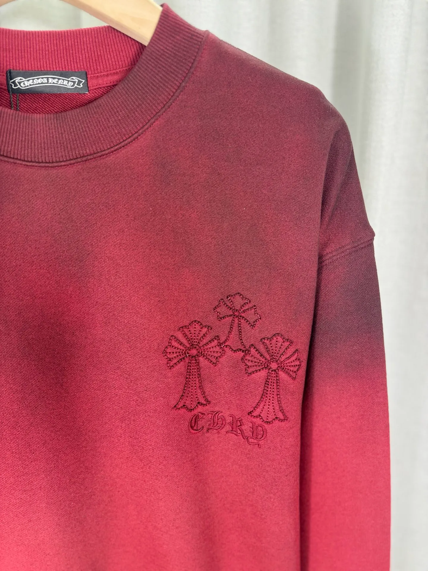P260 top version, real shot without P, ​​different from market currency) 𝗖𝗵𝗿𝗼𝗺𝗲 𝗛𝗲𝗮𝗿𝘁𝘀/Cro Heart 2025 washed patch embroidery autumn and winter new original single counter American laser burnt 3D three-dimensional color embroidered couple casual sweatshirt 👑The highest version! Customized fabric 430g tripe terry fabric! American acid-washed and distressed original fabric laser burnt ✟appliqué embroidery and exquisite embroidery of letters! The best-selling model in the counter, very comfortable to wear. Accessories: original molded and authenticated collar label➕100% silk wash label. Genuine purchase-grade original hangtag➕matching hanging rope➕3D hanging beads➕original packaging bag. Craftsmanship: The original version has consistent wiring! The highest version of the armhole matching technique! Color: Red Black Size: S M L XL Style No.: 9309